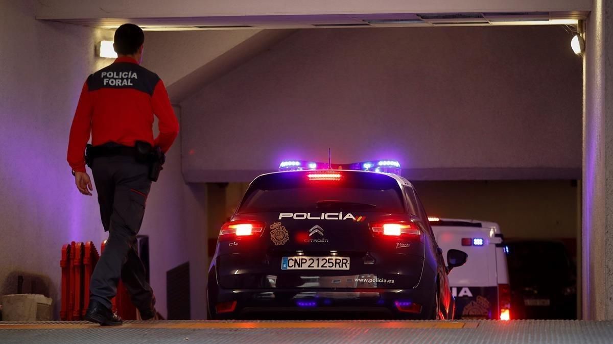 Entrada al Palacio de Justicia de Navarra de un coche y del furgón que conduce a los cinco sevillanos acusados de violación, este lunes. Entrada al Palacio de Justicia de Navarra de un coche y del furgón que conduce a los cinco sevillanos acusados de violación, este lunes.