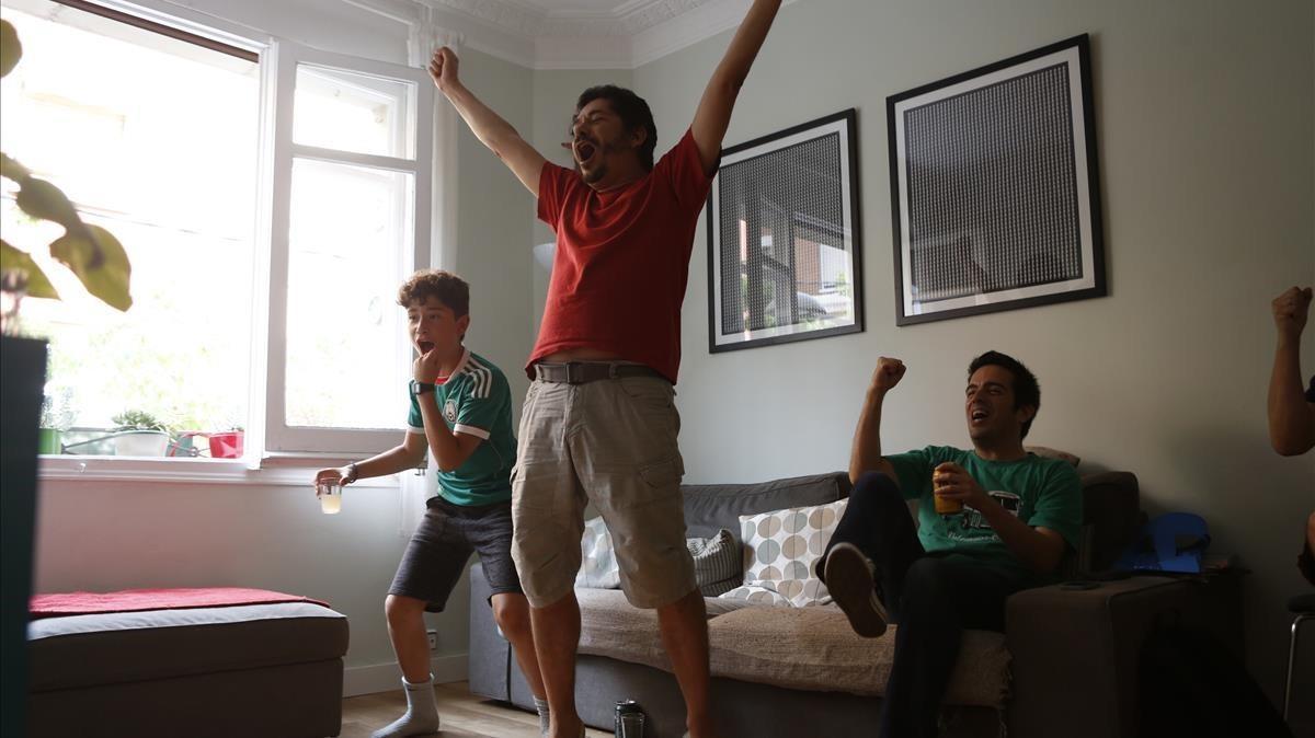 La alegría del gol en casa de los Villalobos en Barcelona. La alegría del gol en casa de los Villalobos en Barcelona.