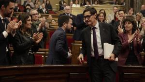 El ’president’ Pere Aragonès y el líder del PSC, Salvador Illa, en el pleno de aprobación de los presupuestos de 2023