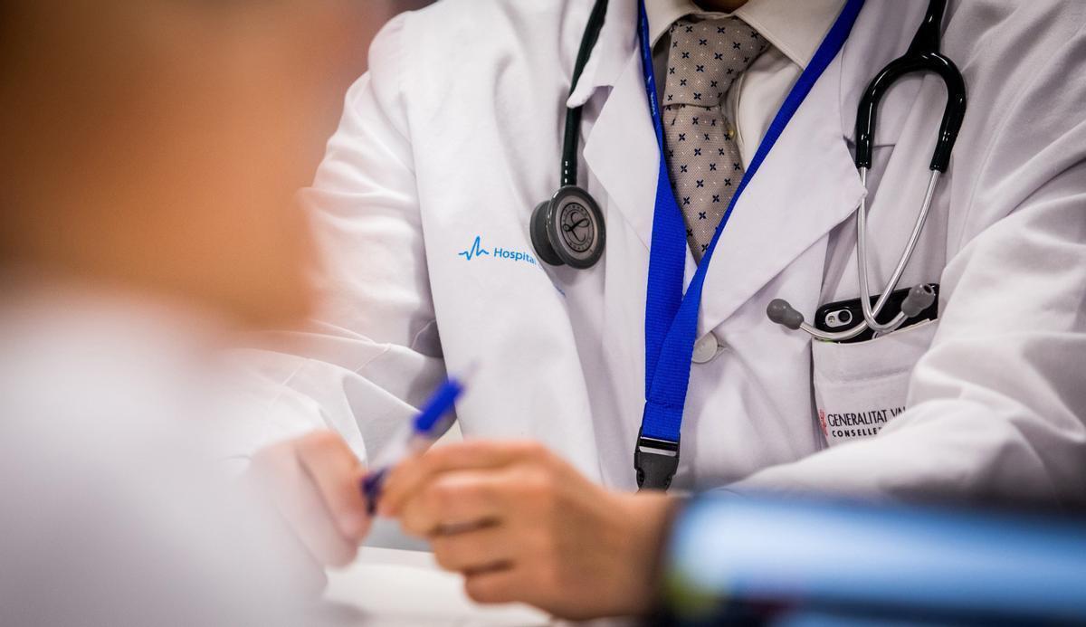 La sanidad privada admite que las pólizas de salud 'low cost' están saturando las consultas