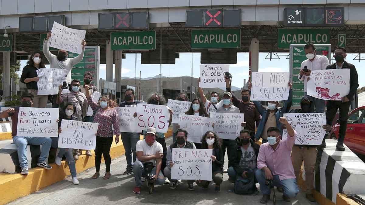 Periodistas de diferentes medios de comunicación protestan en la caseta de Palo Blanco, en la Ciudad de Chilpancingo, estado de Guerrero (México). 