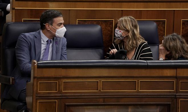 El presidente del Gobierno, Pedro Sánchez, y la vicepresidenta segunda, Yolanda Díaz, durante un pleno del Congreso. El presidente del Gobierno, Pedro Sánchez, y la vicepresidenta segunda, Yolanda Díaz, durante un pleno del Congreso.