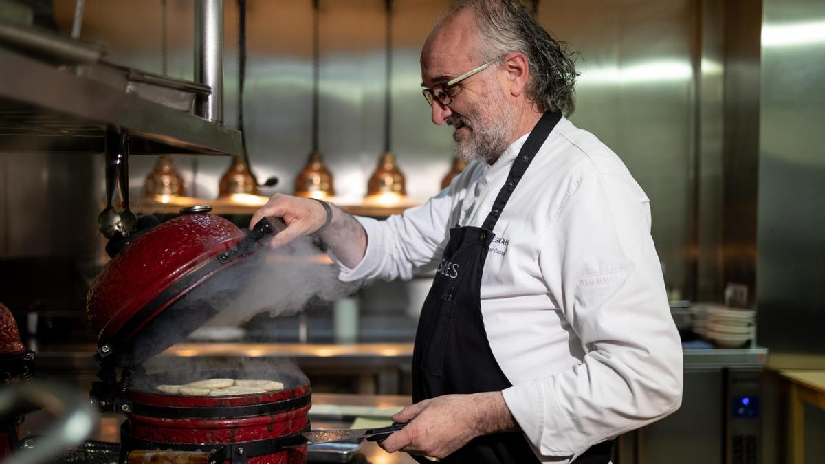 El chef Jeroni Castell, en la cocina de su restaurante, Les Moles (Ulldecona).