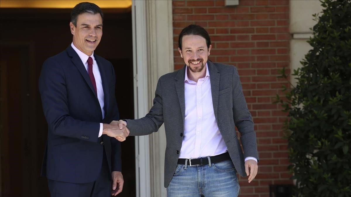Pedro Sánchez recibe a Pablo Iglesias en el palacio de la Moncloa en la primera ronda negociadora, el 5 de mayo. Pedro Sánchez recibe a Pablo Iglesias en el palacio de la Moncloa en la primera ronda negociadora, el 5 de mayo.