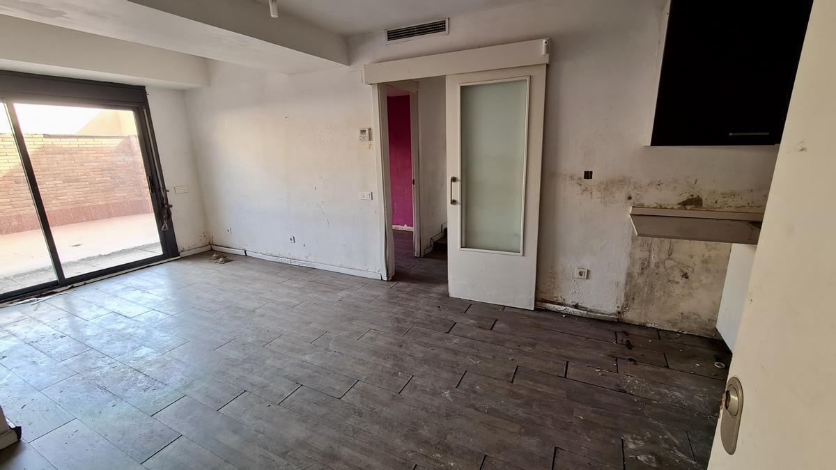 Interior de unos pisos ocupados en el sud de Sabadell recuperado por el consistorio de Sabadell