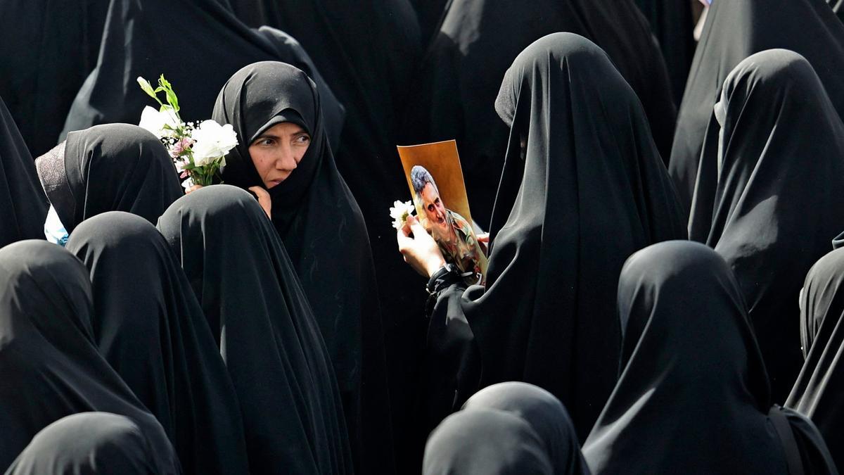 Mujeres iraníes durante una procesión fúnebre