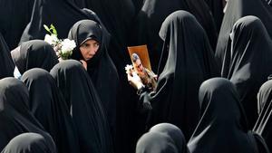 Mujeres iraníes durante una procesión fúnebre