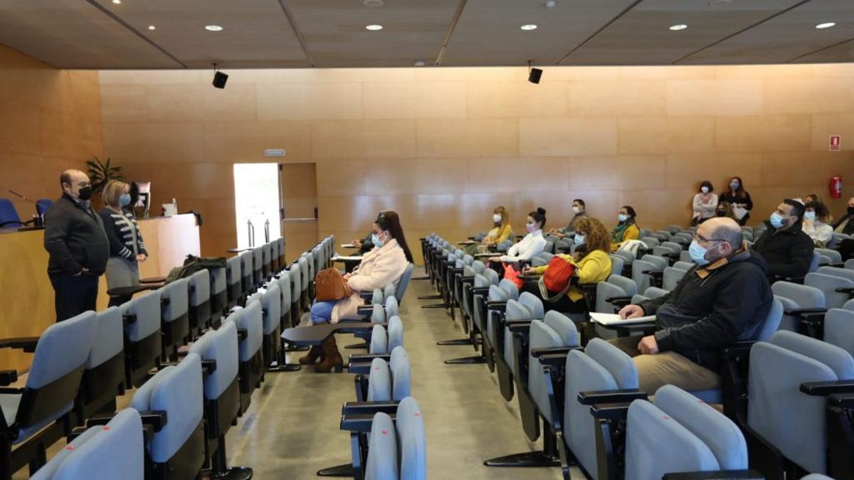 El Ayuntamiento de Viladecans y el SOC contratan a 20 personas. El Ayuntamiento de Viladecans y el SOC contratan a 20 personas.