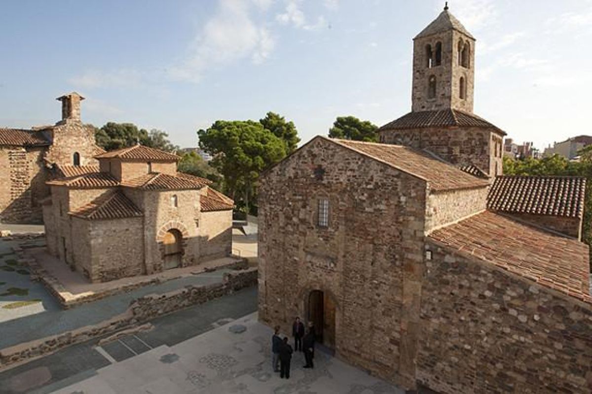 Vista del conjunto de La Seu d’Ègara con Santa Maria en primer término, Sant Miquel en el centro y Sant Pere a la izquierda. Vista del conjunto de La Seu d’Ègara con Santa Maria en primer término, Sant Miquel en el centro y Sant Pere a la izquierda.