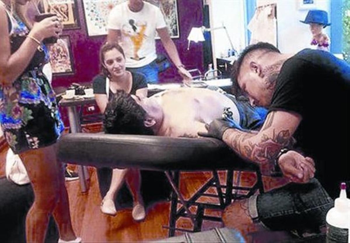 Maradona se tatúa la palabra 'perra' por su novia