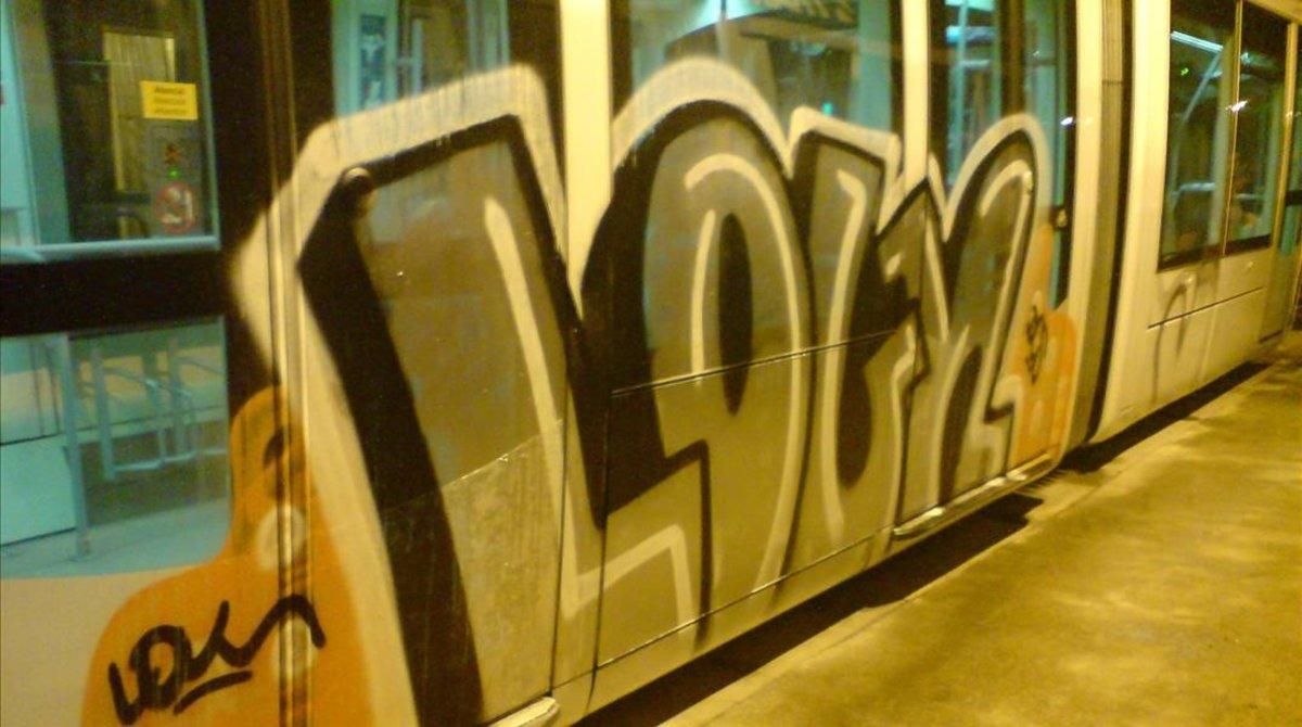Un vagón de tren con grafitis que fueron denunciados a los Mossos. Un vagón de tren con grafitis que fueron denunciados a los Mossos.