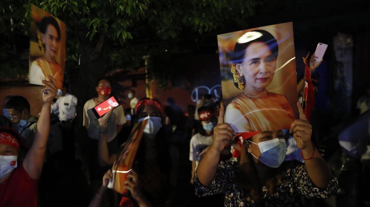 Seguidores de la líder bimana Aung San Suu Kyi celebran la victoria en Rangun.