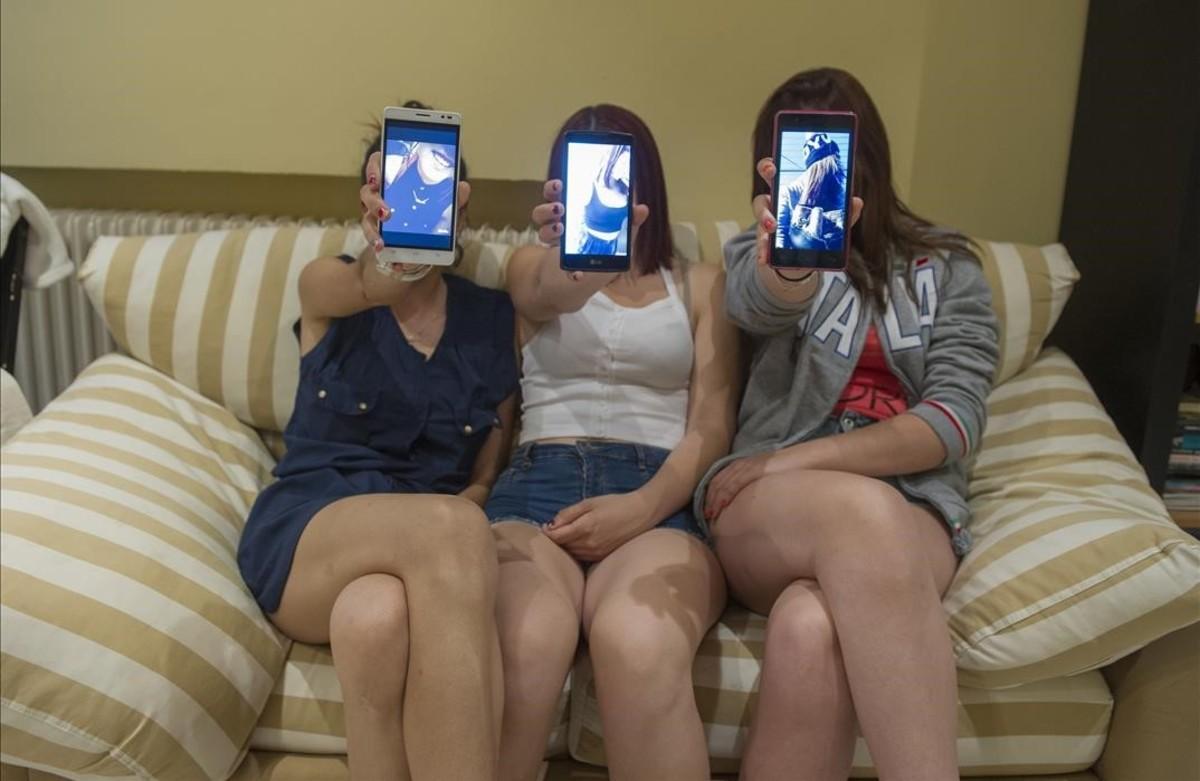 Usuarias de Snapchat con móviles con la aplicación en el rostro.