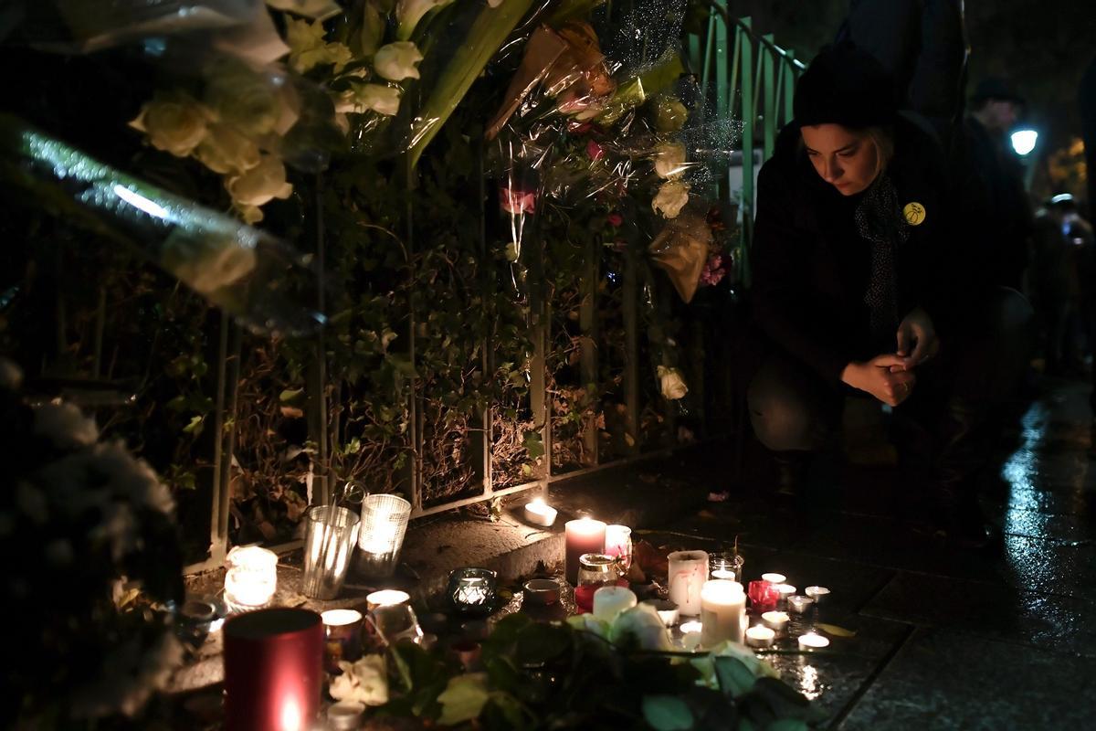 Una mujer se arrodilla cerca de la sala Bataclan, en Paris, donde se produjo el atentado terrorista el 13 de noviembre de 2015.
