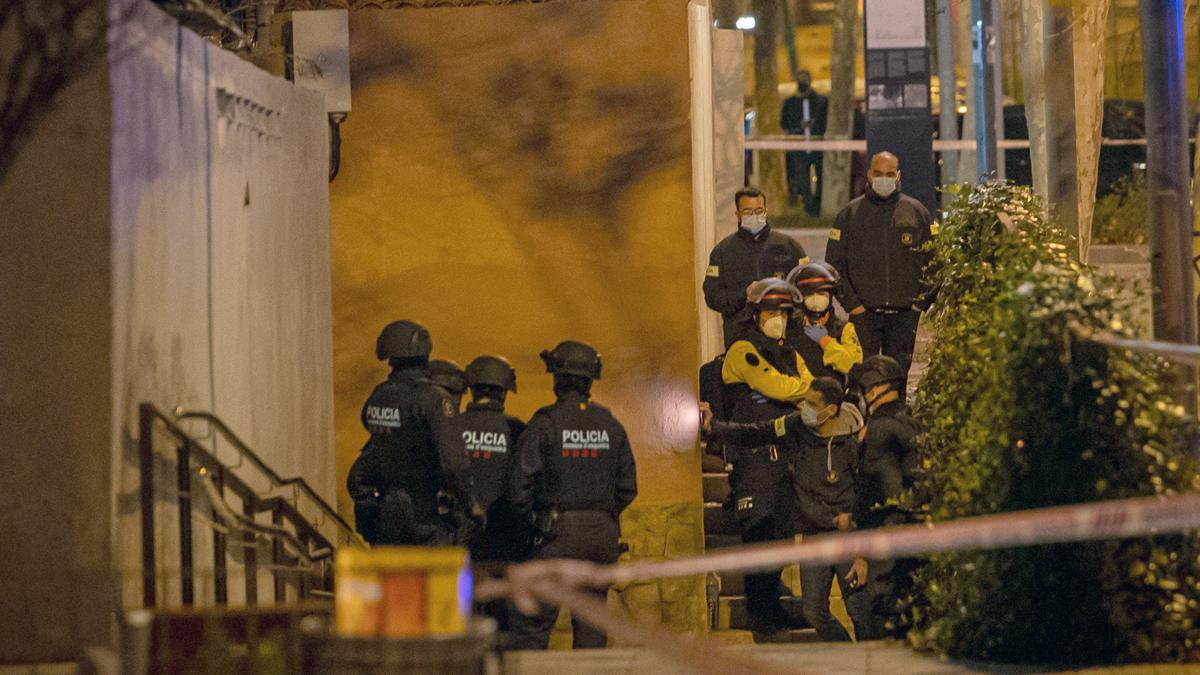 Els Mossos troben buit el pis on esperaven detenir un home que va disparar contra dues persones a Barcelona
