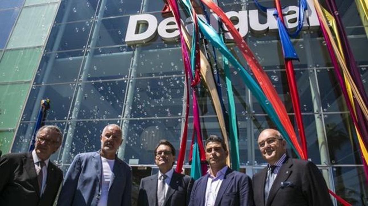 En el centro, Artur Mas, flanqueado por Thomas Meyer (izquierda) y Manel Jadraque (derecha), durante la inauguración de la sede de Desigual junto al hotel W de la Barceloneta. JOAN PUIG En el centro, Artur Mas, flanqueado por Thomas Meyer (izquierda) y Manel Jadraque (derecha), durante la inauguración de la sede de Desigual junto al hotel W de la Barceloneta. JOAN PUIG
