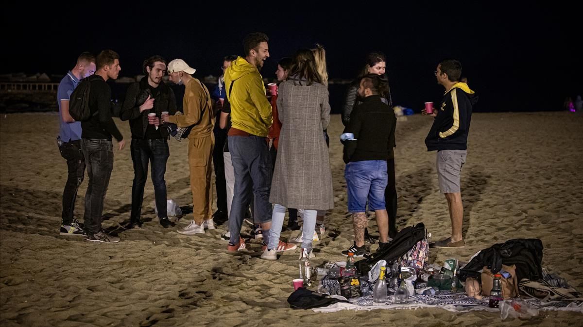 Botellón en la Barceloneta. Botellón en la Barceloneta.