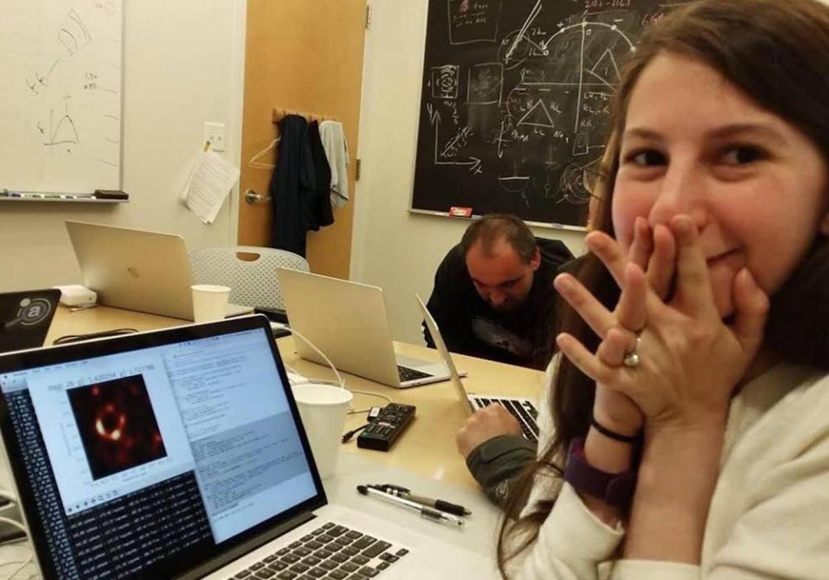 Katie Bouman, la jove geni que va idear la primera imatge d'un forat negre