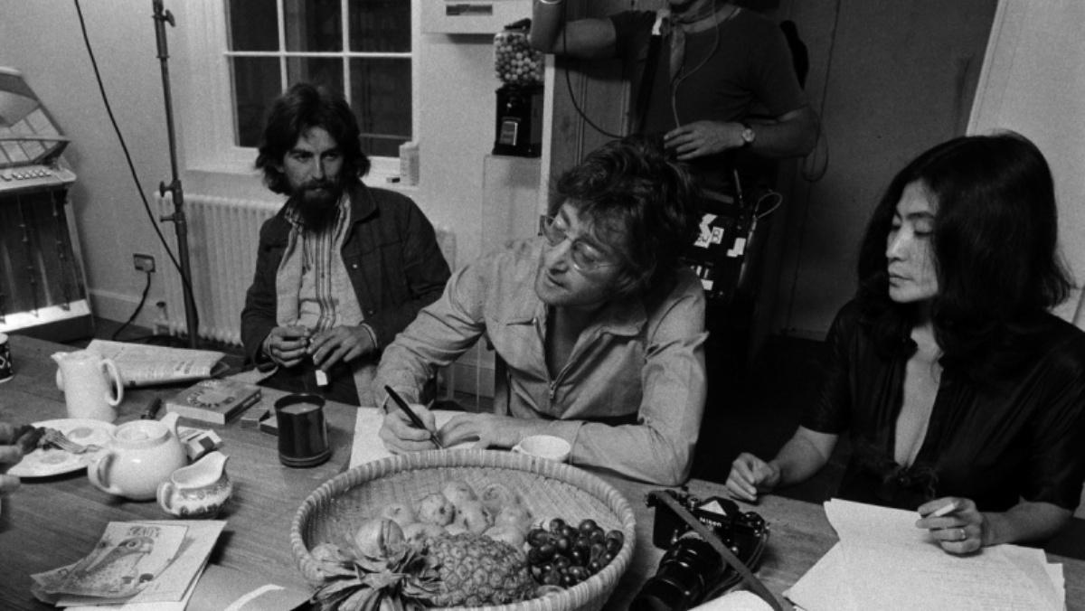 George Harrison (izquierda), John Lennon y Yoko Ono, en los años 70.