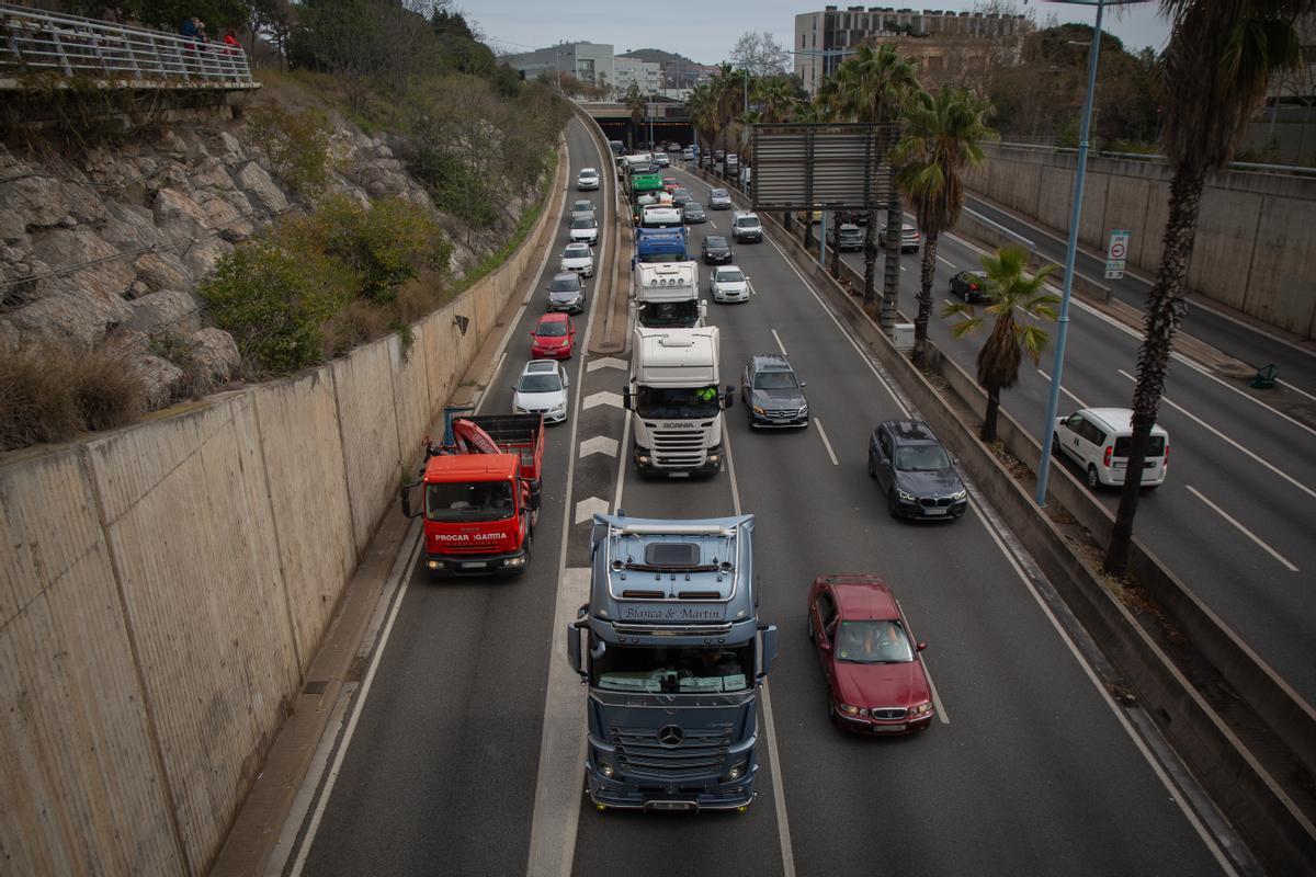 Tráfico de transportistas visto desde la Ronda de Dalt, en Barcelona. El sector del transporte cumple hoy ocho días de paro indefinido.