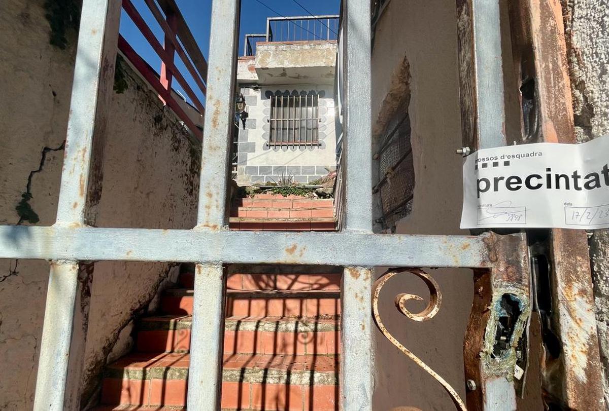 El crim de Vallgorguina: «Vaig veure un home pujat al meu mur cridant i amb un ganivet a la mà» El crim de Vallgorguina: «Vaig veure un home pujat al meu mur cridant i amb un ganivet a la mà»