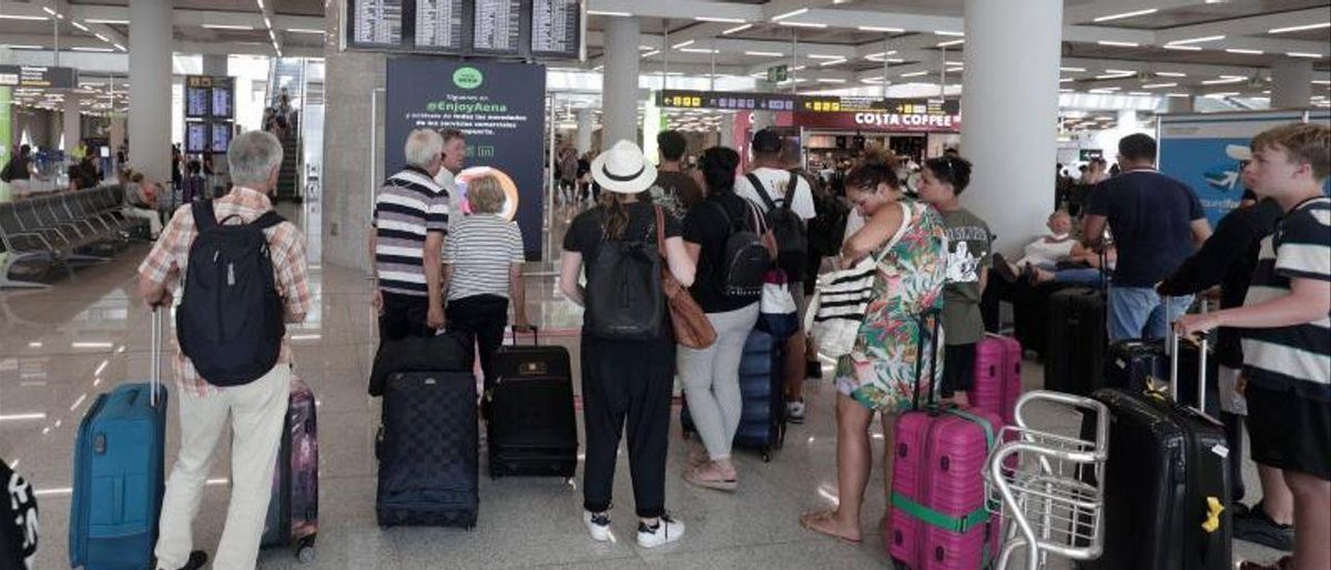 El Gobierno cuela en el decreto energético que Aena evite colas de británicos en los aeropuertos El Gobierno cuela en el decreto energético que Aena evite colas de británicos en los aeropuertos