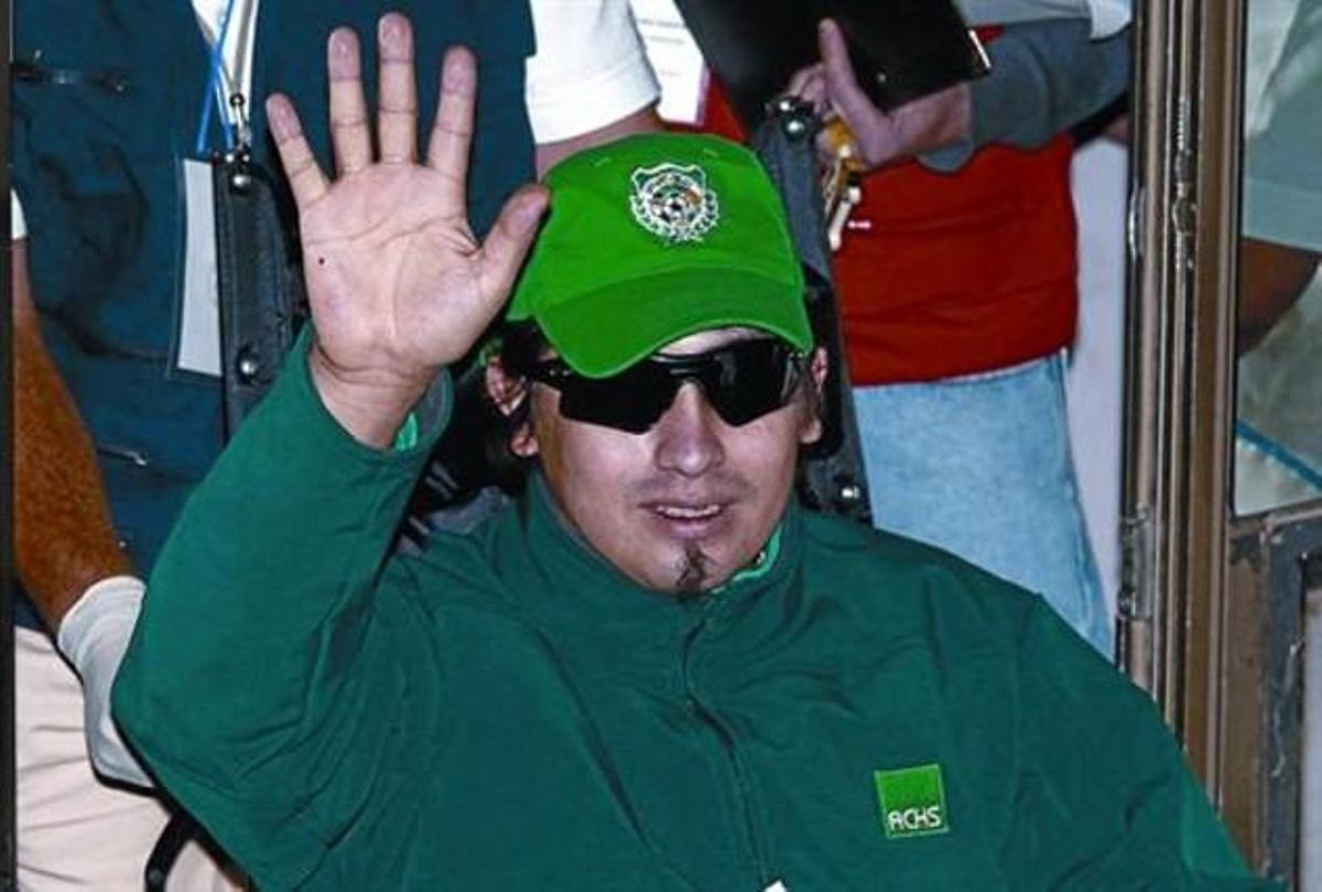 El minero Richard Villarroel, a su llegada al hospital de Copiapó el jueves tras ser rescatado. El minero Richard Villarroel, a su llegada al hospital de Copiapó el jueves tras ser rescatado.
