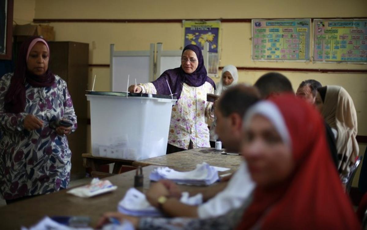 Electoras egipcias votan en El Cairo, este domingo, en la segunda jornada de la segunda vuelta de las elecciones presidenciales.