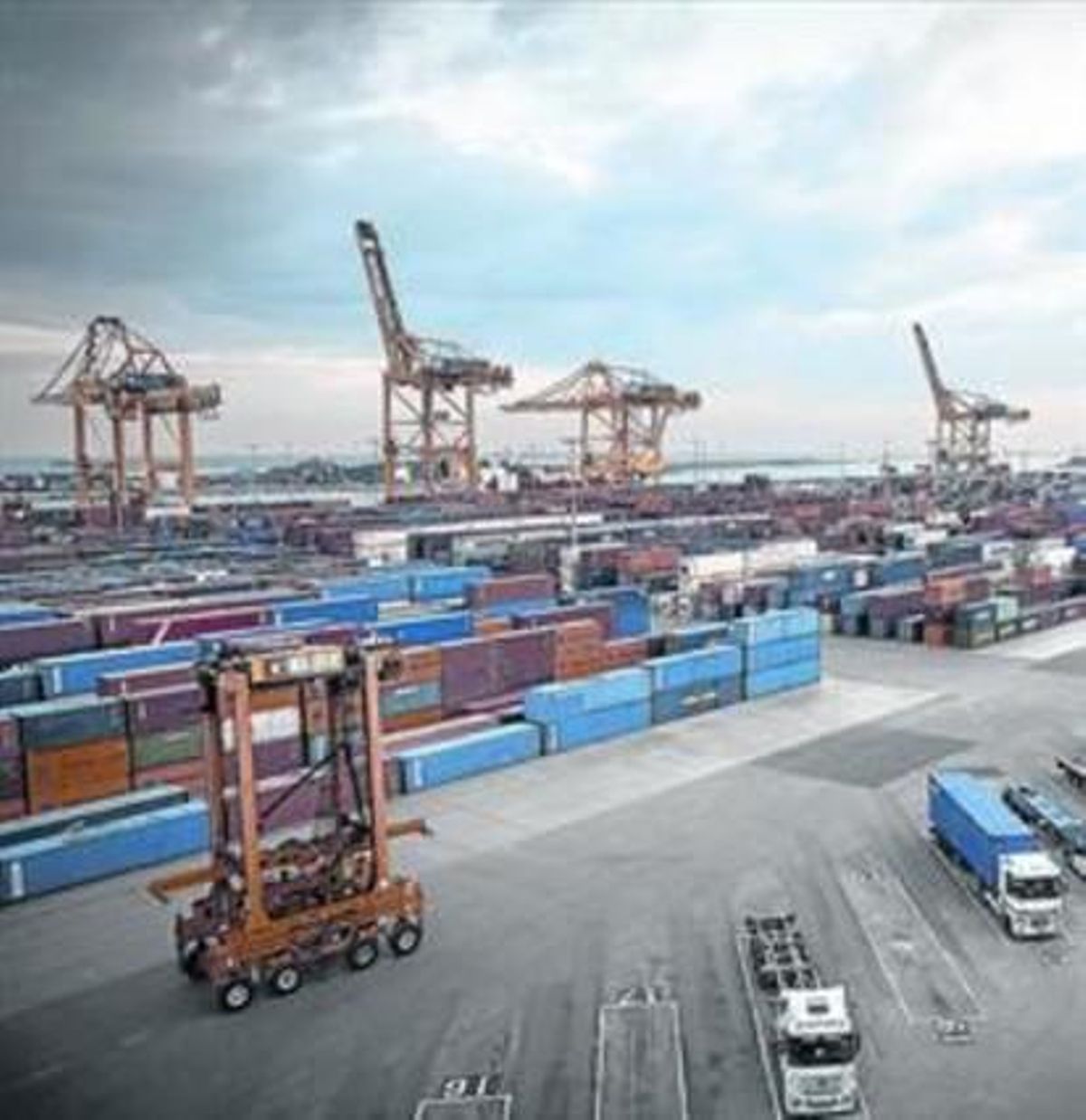 Actividad en una terminal de contenedores del Port de Barcelona. Actividad en una terminal de contenedores del Port de Barcelona.