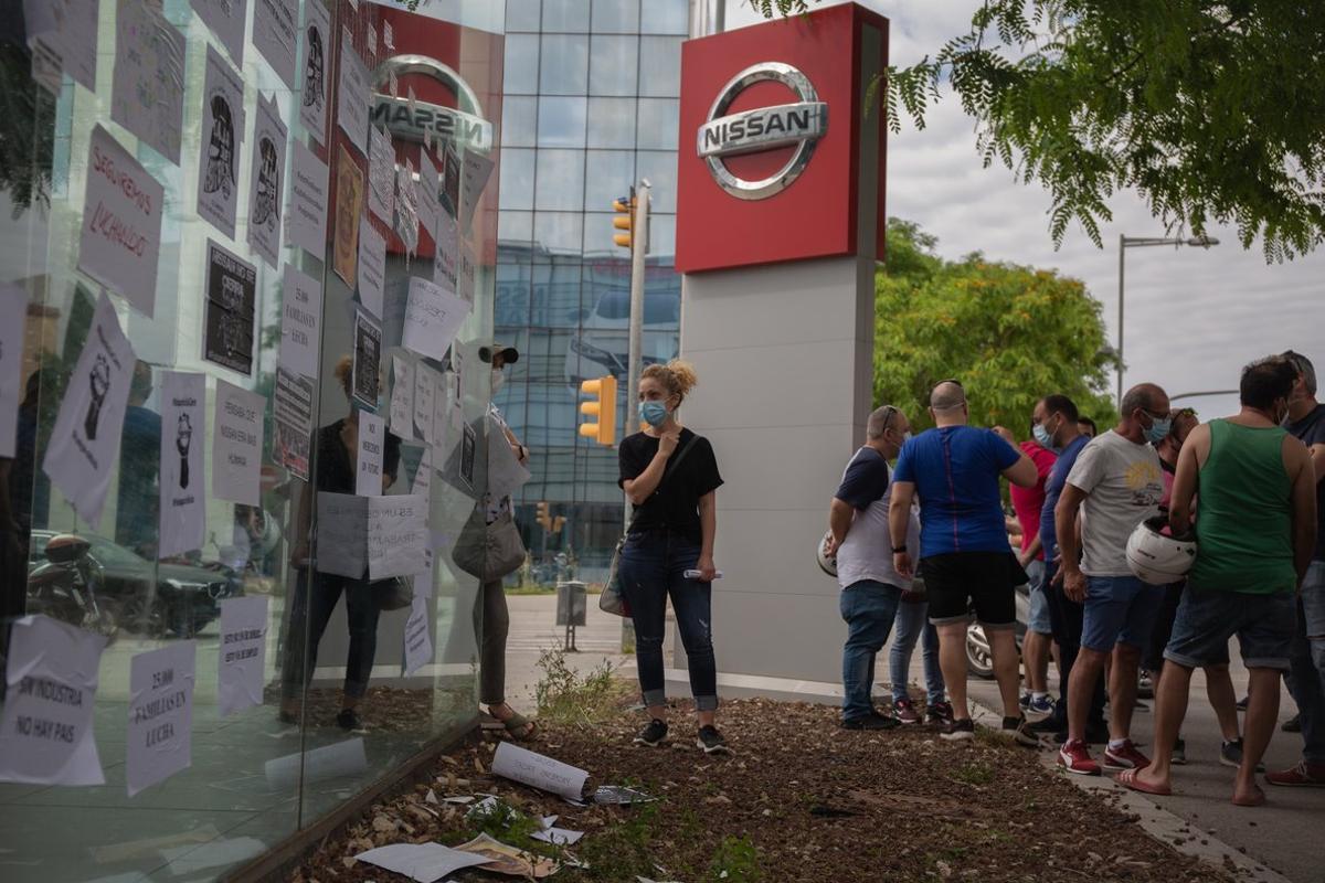 Trabajadores de Nissan cuelgan carteles como signo de protesta en el corte que han realizado en la Gran VÃa de LâHospital (Barcelona), cerca del concesionario de Nissan Motor Llansà , uno de los cuatro concesionarios donde los comités de empresa del fabricante japonés de automóviles ha convocado concentraciones por el cierre de la planta en la Zona Franca anunciado ayer por la empresa, que supondrá el recorte de los cerca de 3.000 puestos de trabajo directos. En Barcelona, Catalunya (España), a 29 de mayo de 2020. Trabajadores de Nissan cuelgan carteles como signo de protesta en el corte que han realizado en la Gran VÃa de LâHospital (Barcelona), cerca del concesionario de Nissan Motor Llansà , uno de los cuatro concesionarios donde los comités de empresa del fabricante japonés de automóviles ha convocado concentraciones por el cierre de la planta en la Zona Franca anunciado ayer por la empresa, que supondrá el recorte de los cerca de 3.000 puestos de trabajo directos. En Barcelona, Catalunya (España), a 29 de mayo de 2020.
