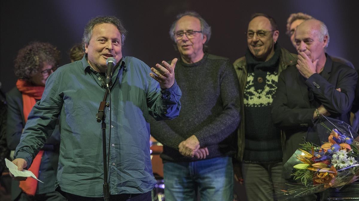 Ramon Muntaner, con Serrat y Pere Camps, director de Barnasants, entre otros, al final del concierto. 