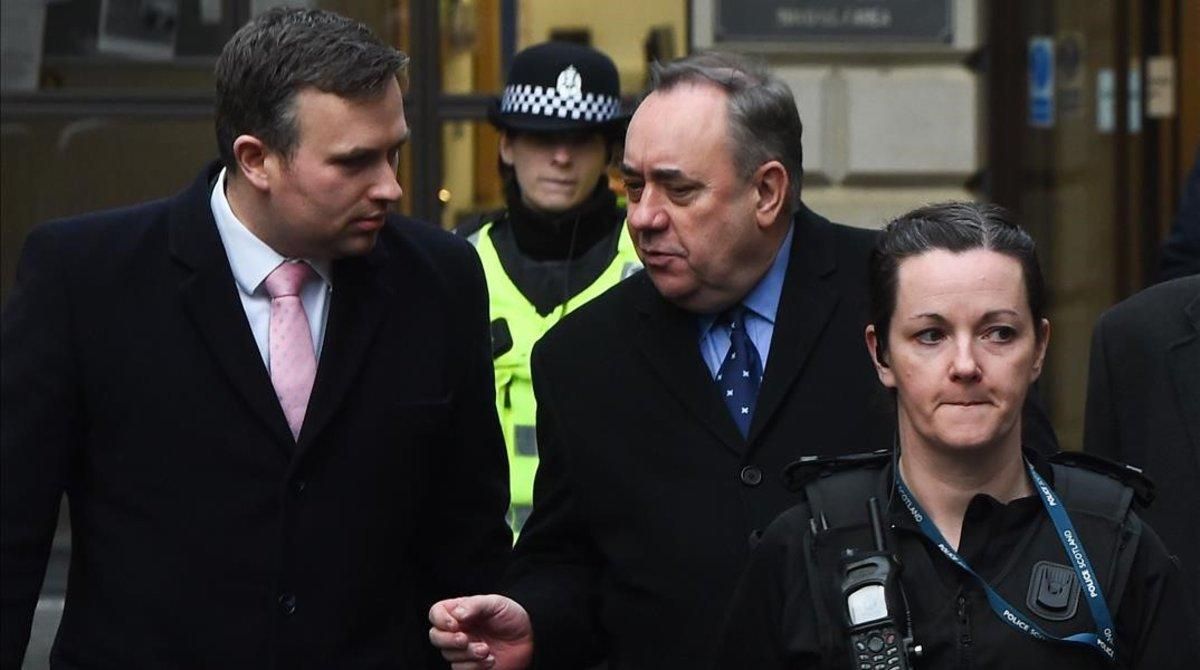 El exprimer ministro escocés Alex Salmond (centro) abandona el tribunal de Edimburgo ante el que compareció el 24 de enero del 2019. El exprimer ministro escocés Alex Salmond (centro) abandona el tribunal de Edimburgo ante el que compareció el 24 de enero del 2019.