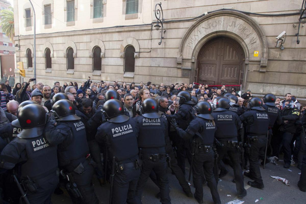 Los Mossos d’Esquadra han cargado hoy contra los 250 funcionarios de prisiones concentrados desde primera hora de esta mañana ante la puerta de la prisión Modelo de Barcelona.