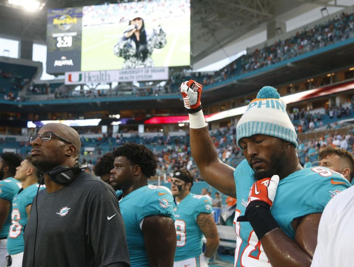 Robert Quinn protesta contra Donald Trump. Robert Quinn protesta contra Donald Trump.