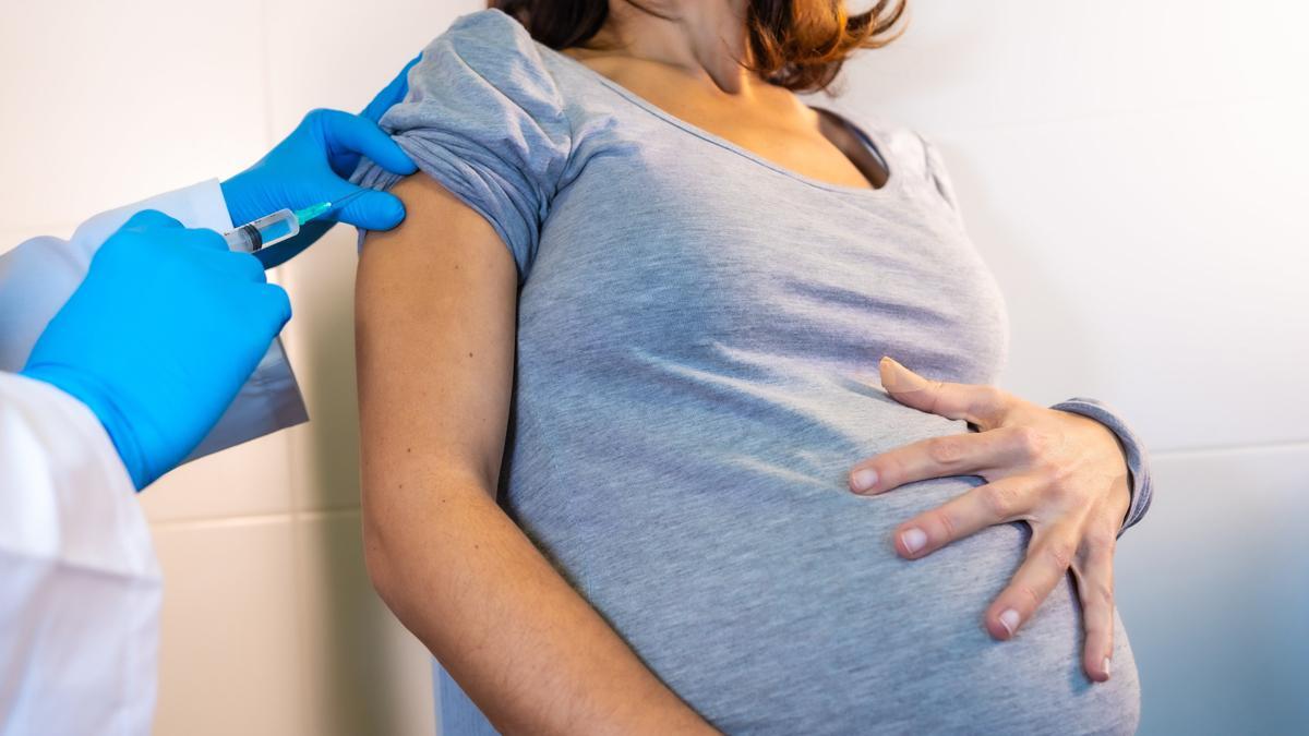 Catalunya vacunará a las embarazadas de la gripe y de la cuarta dosis del covid. Lo explica Carmen Cabezas, secretaria de Salut Pública.