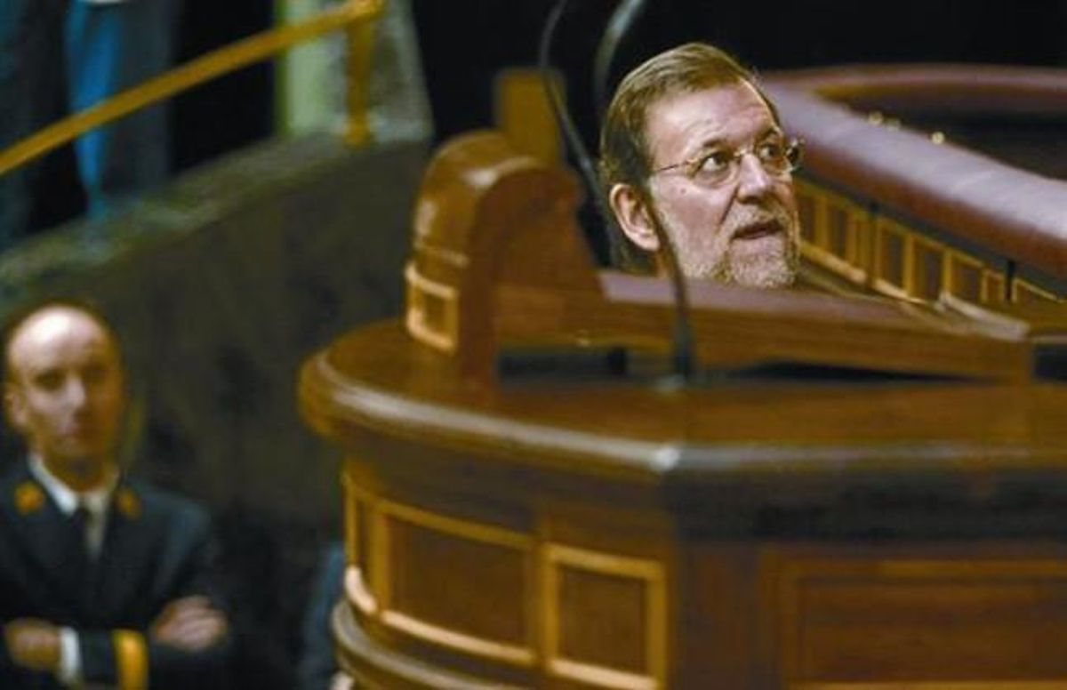 El presidente del Gobierno, Mariano Rajoy, sube a la tribuna del Congreso, ayer, en un momento del pleno que se celebró en la Cámara baja. El presidente del Gobierno, Mariano Rajoy, sube a la tribuna del Congreso, ayer, en un momento del pleno que se celebró en la Cámara baja.