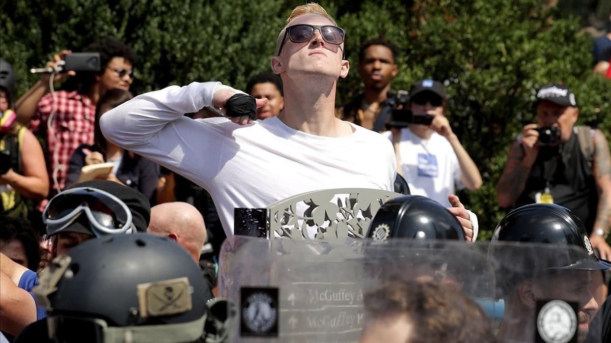 Un manifestante supremacista blanco hace un gesto amenazador, en Charlottesville, el 12 de agosto. Un manifestante supremacista blanco hace un gesto amenazador, en Charlottesville, el 12 de agosto.