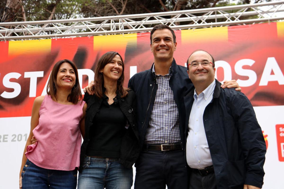El líder del PSOE, Pedro Sánchez, entre Núria Parlon y Miquel Iceta, y junto a la alcaldesa de Gavà, Raquel Sánchez, en la Festa de la Rosa del PSC. El líder del PSOE, Pedro Sánchez, entre Núria Parlon y Miquel Iceta, y junto a la alcaldesa de Gavà, Raquel Sánchez, en la Festa de la Rosa del PSC.