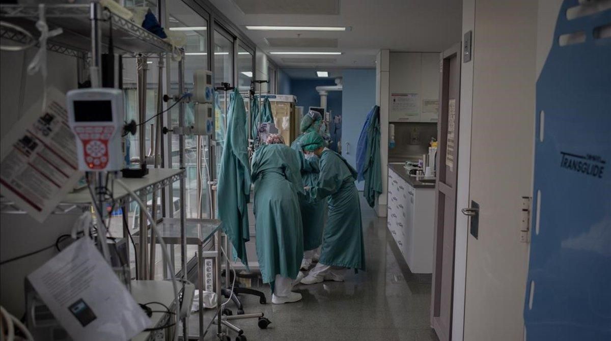 Sanitarias trabajan en la UCI del Hospital de Sant Pau de Barcelona. Sanitarias trabajan en la UCI del Hospital de Sant Pau de Barcelona.