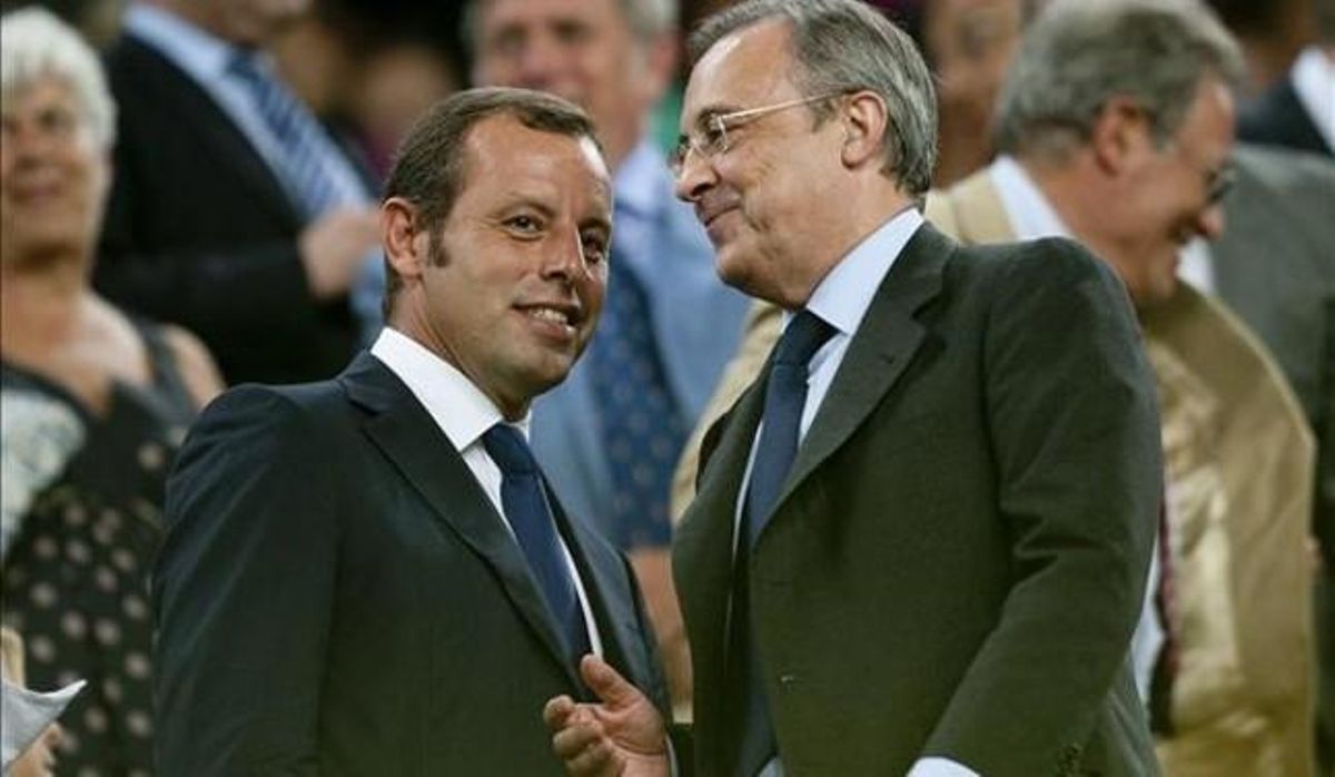 Sandro Rosell y Florentino Pérez, en el palco del Camp Nou antes de empezar un Barça-Madrid. Sandro Rosell y Florentino Pérez, en el palco del Camp Nou antes de empezar un Barça-Madrid.