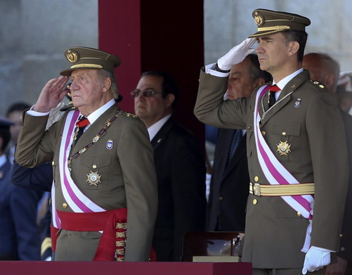El Rey Juan Carlos y el Príncipe de Asturias, en el Monasterio de San Lorenzo de El Escorial (Madrid), presidiendo la ceremonia militar de la Orden de San Hermenegildo, el pasado 3 de junio. 