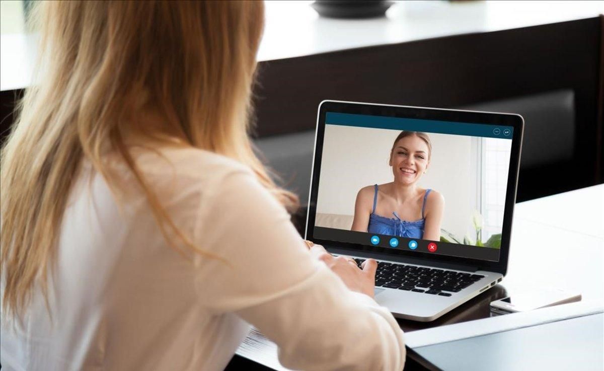 Una chica habla con su amiga por videoconferencia. Una chica habla con su amiga por videoconferencia.