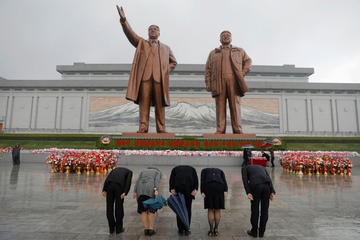 Norcoreanos muestran su respeto ante las estatuas de los líderes del país en Pyongyang. Norcoreanos muestran su respeto ante las estatuas de los líderes del país en Pyongyang.
