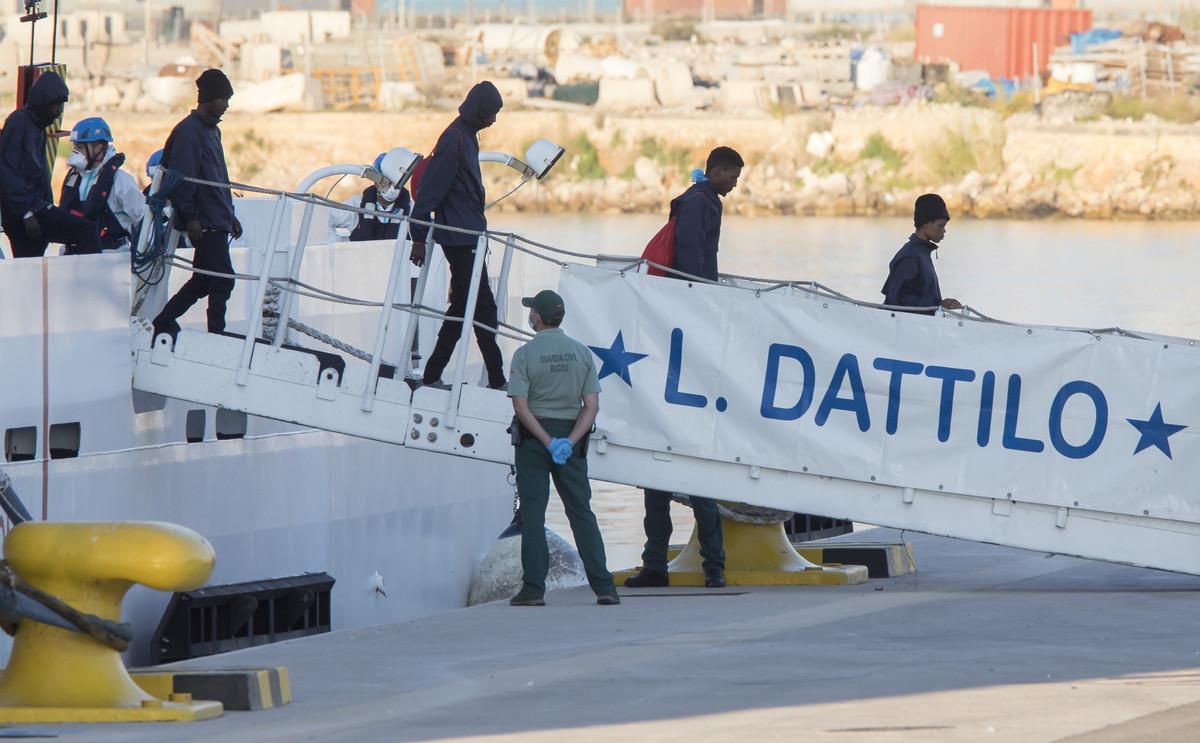 Los primeros inmigrantes bajan del ’Dattilo’.