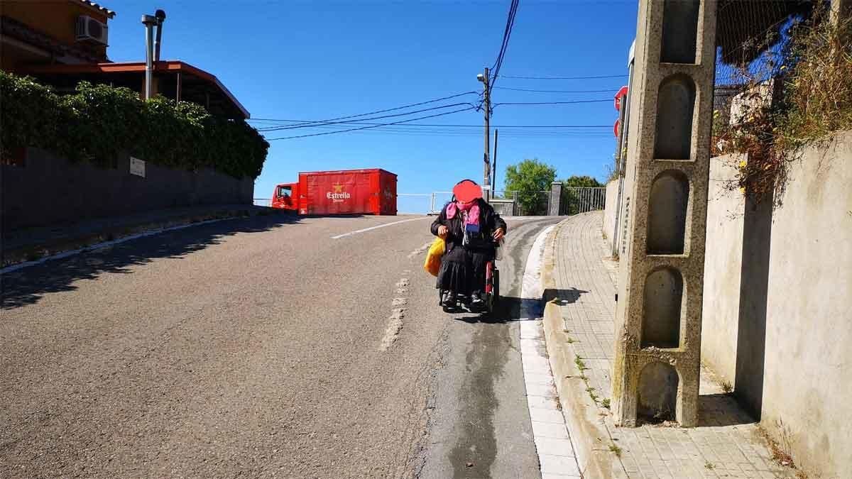 Aceras en mal estado y con obstáculos en la urbanización Castellnou de Rubí. Foto del lector Luis Aguilar. Aceras en mal estado y con obstáculos en la urbanización Castellnou de Rubí. Foto del lector Luis Aguilar.