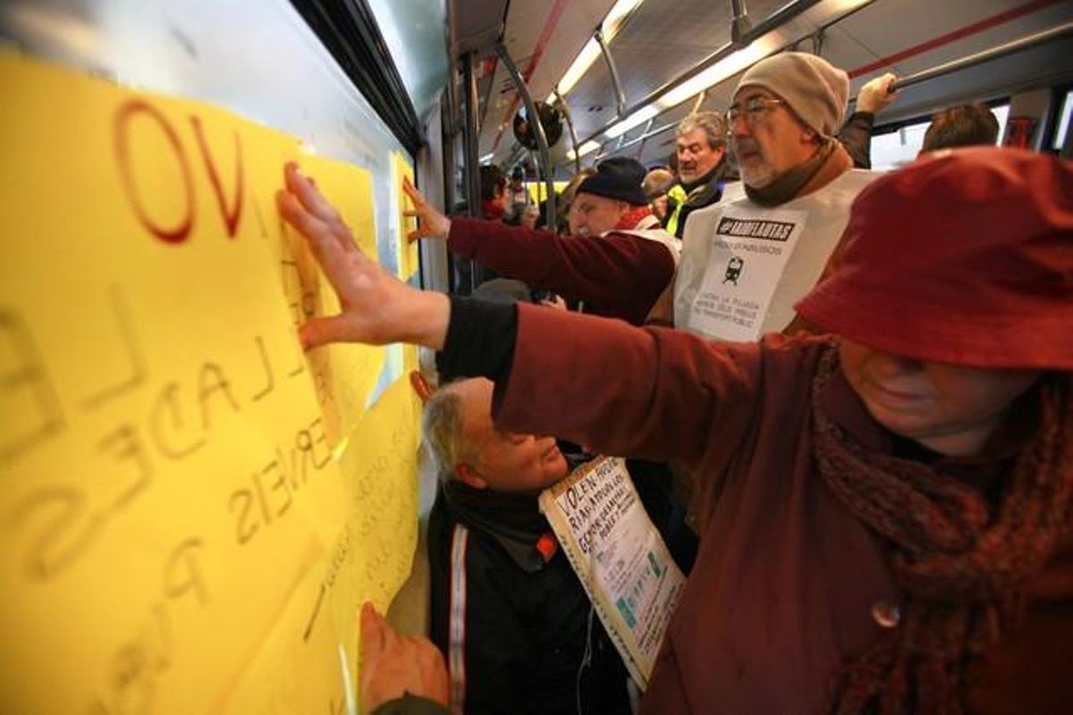 Manifestantes del colectivo ’iaioflautas’ en el autobús ocupado. Manifestantes del colectivo ’iaioflautas’ en el autobús ocupado.