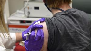 Un paciente recibe, el pasado 4 de mayo, una dosis de la posible vacuna que están desarrollando la farmacéutica estadounidense Pfizer y la firma alemana BioNTech.