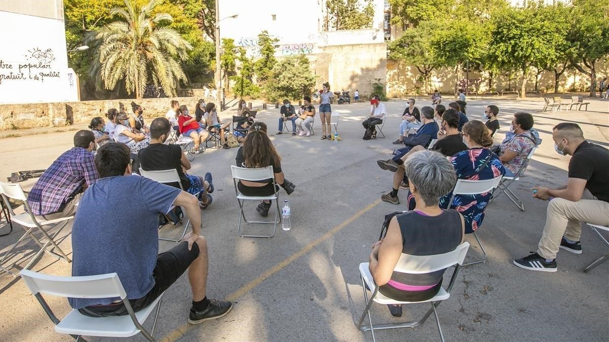 Asamblea del Sindicat de Barri del Poble Sec, este lunes delante del Lliure. Asamblea del Sindicat de Barri del Poble Sec, este lunes delante del Lliure.