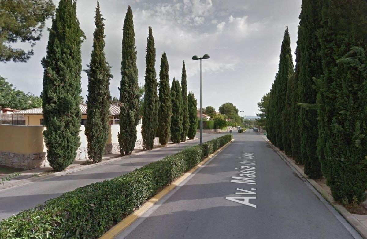 Un incendio obliga a desalojar varias viviendas de una urbanización de Riba-roja de Túria Un incendio obliga a desalojar varias viviendas de una urbanización de Riba-roja de Túria