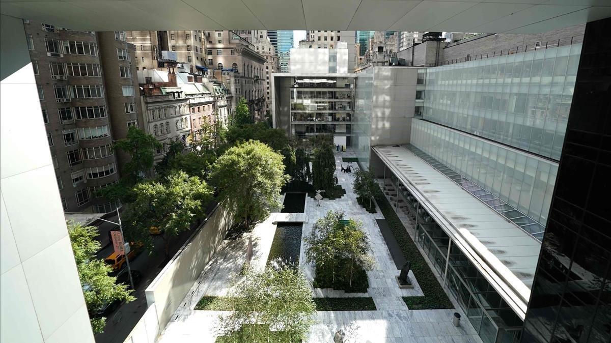 Vista del patio del MoMA y de Nueva York desde el interior de la ampliada pinacoteca.